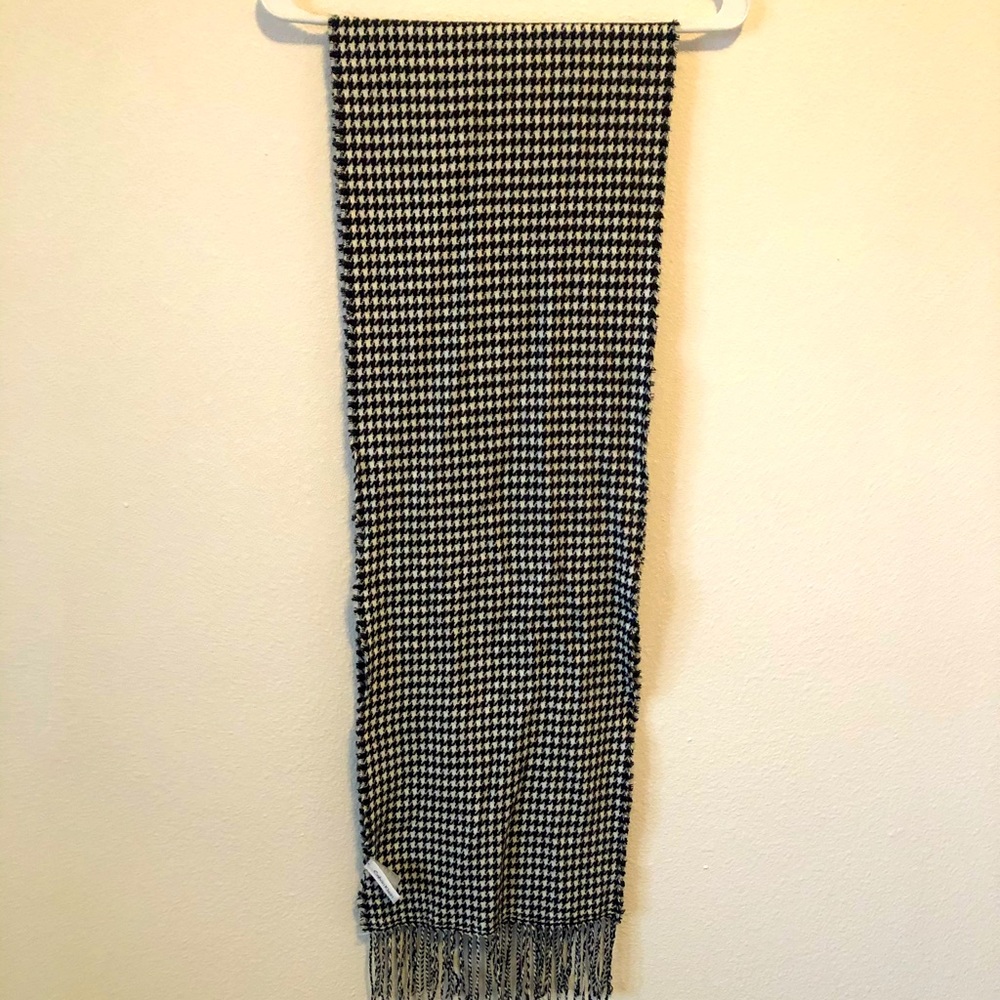 NWOT- Houndstooth Black and White acrylic scarf